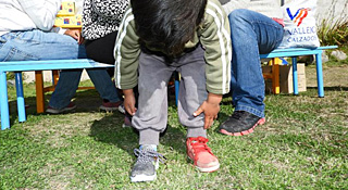 Reparto de zapatillas en Catamarca